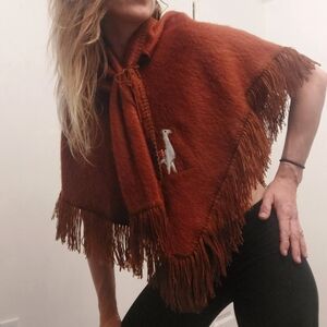 Vintage 70's boho Peruvian wool poncho w/ llama